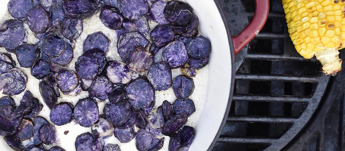 Grillrácson készült lila burgonya és édesburgonya