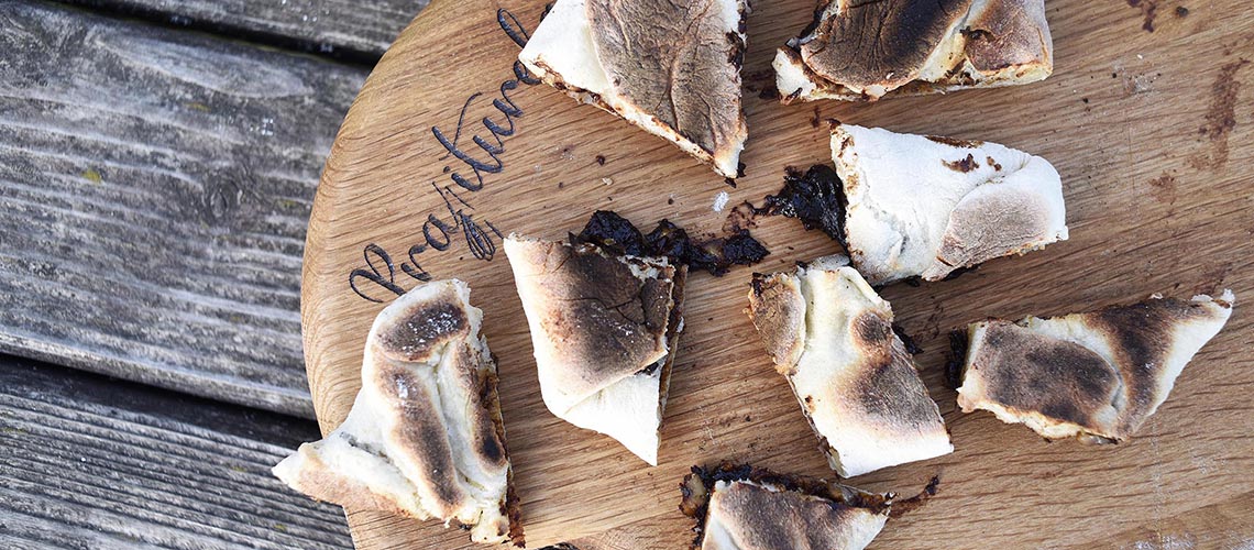 Fa deszkán szilvalekváros és diós málé